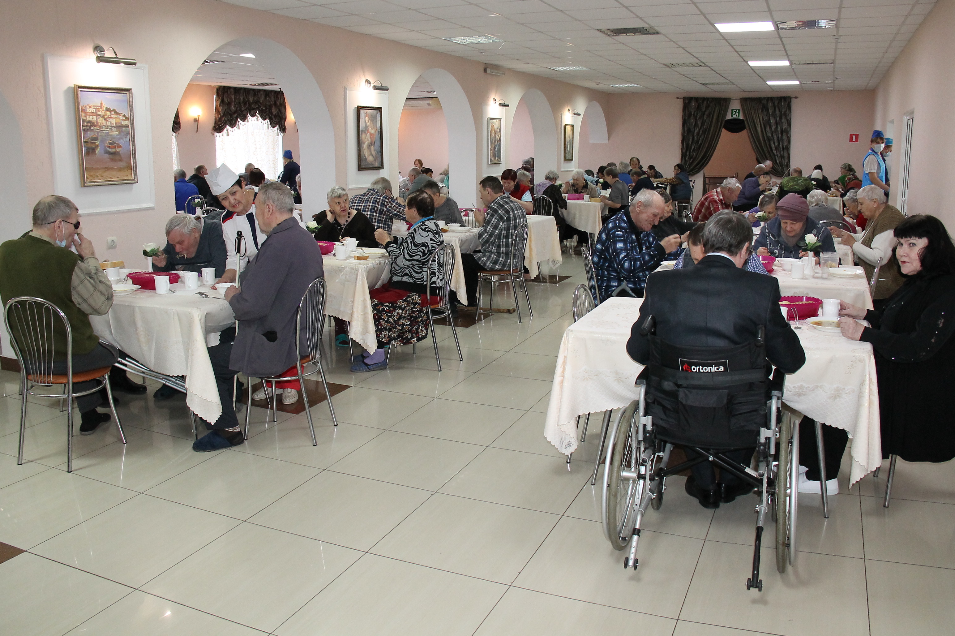 Скамейки в коридоре